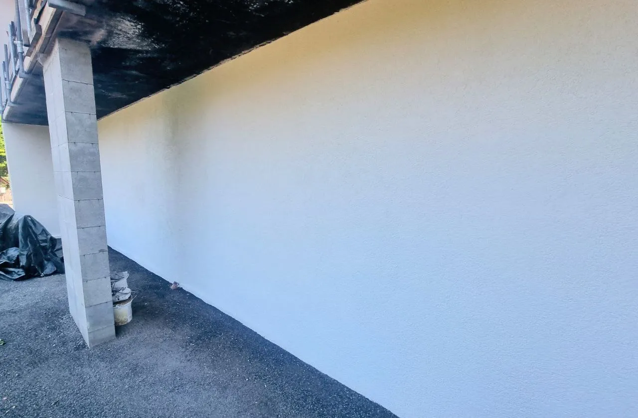 Frisch verputzte Außenwand mit Scheibenputz