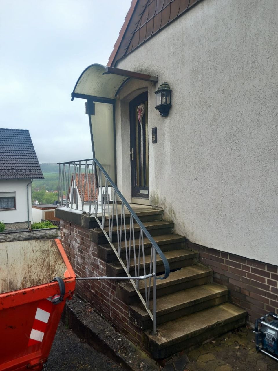 Eingangstreppe vorher – alte verwitterte Treppe mit rostigem Geländer