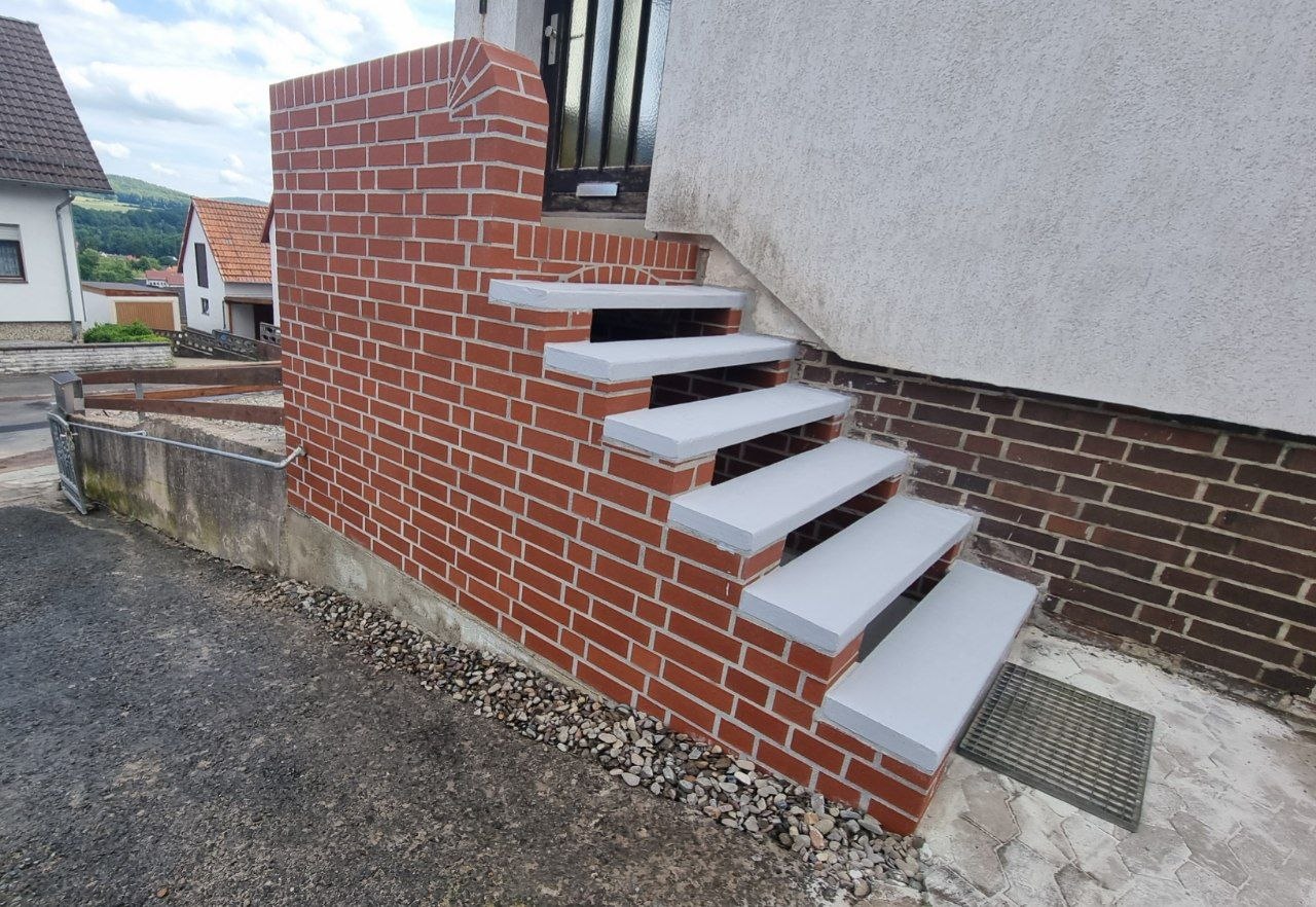 Eingangstreppe nachher – neu gemauerte Backsteintreppe mit Steinstufen