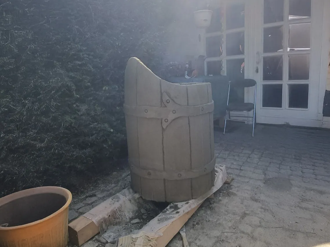 XXL-Pflanzkübel aus Beton in der Rohform, unbemalt