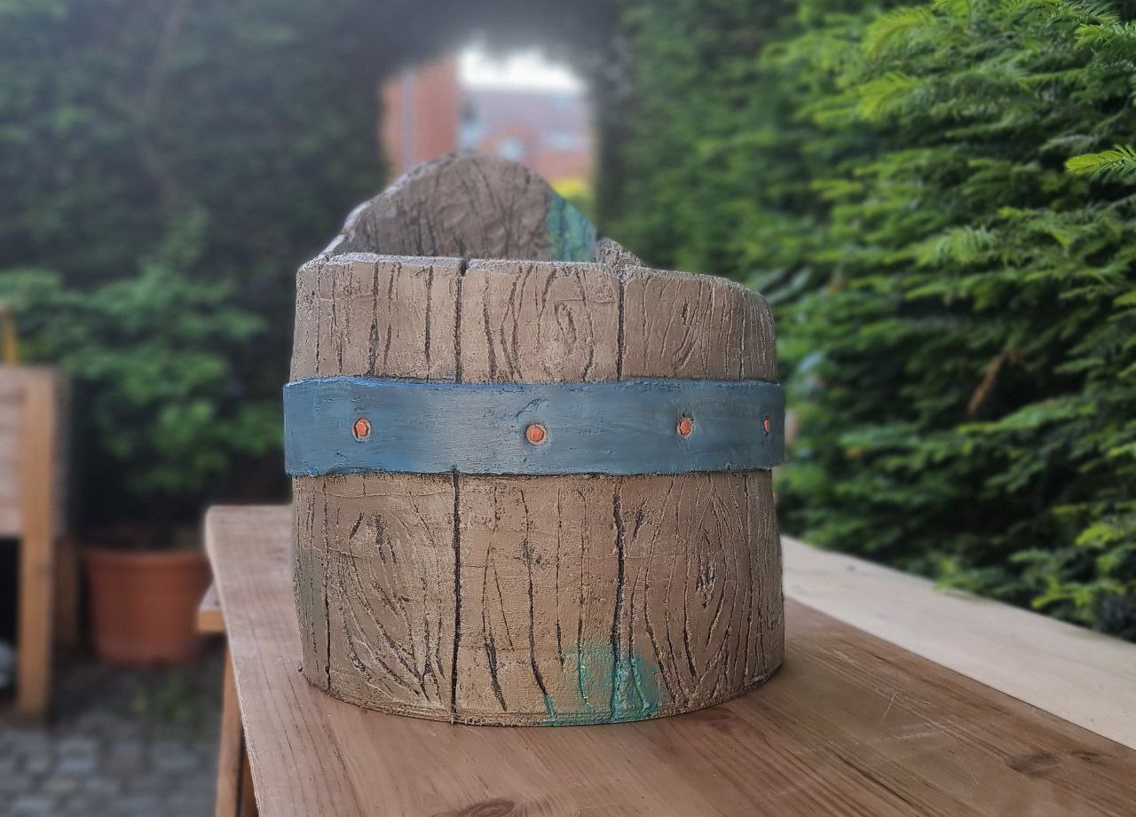 Kleiner Betonkübel: Dekorativer Pflanzenkübel aus Beton in Holzoptik